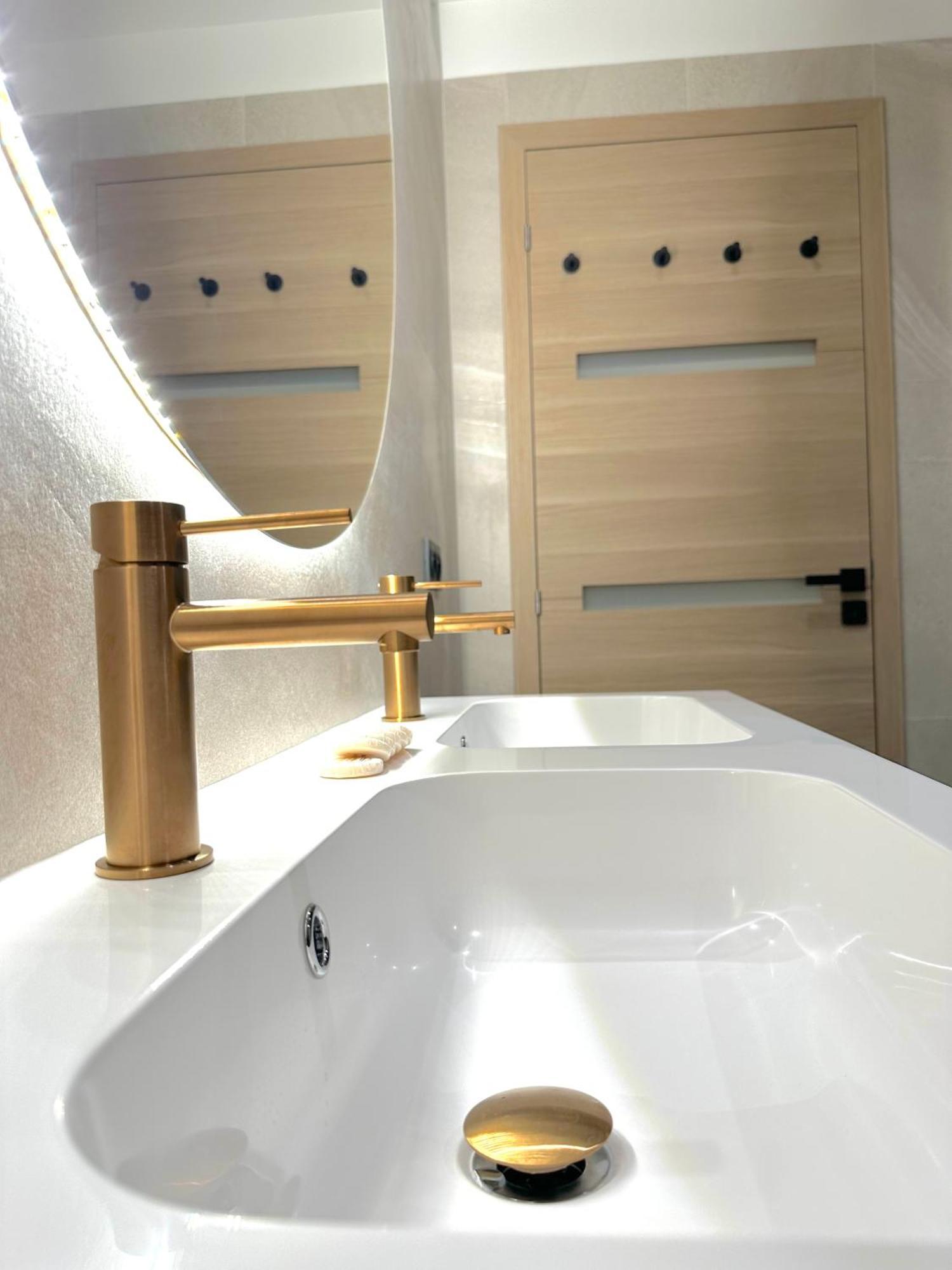 Monaco # Menton - 6 Persons - 2 Bedrooms - Full Renovated - Private Parking - Hypercenter - Clim - Beach And Sun ม็องตง ภายนอก รูปภาพ