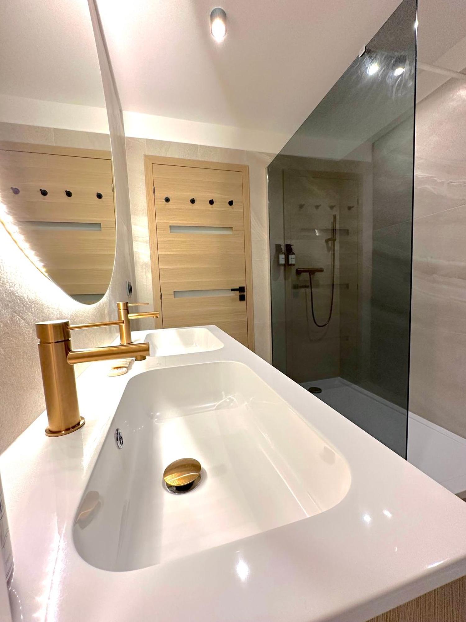Monaco # Menton - 6 Persons - 2 Bedrooms - Full Renovated - Private Parking - Hypercenter - Clim - Beach And Sun ม็องตง ภายนอก รูปภาพ