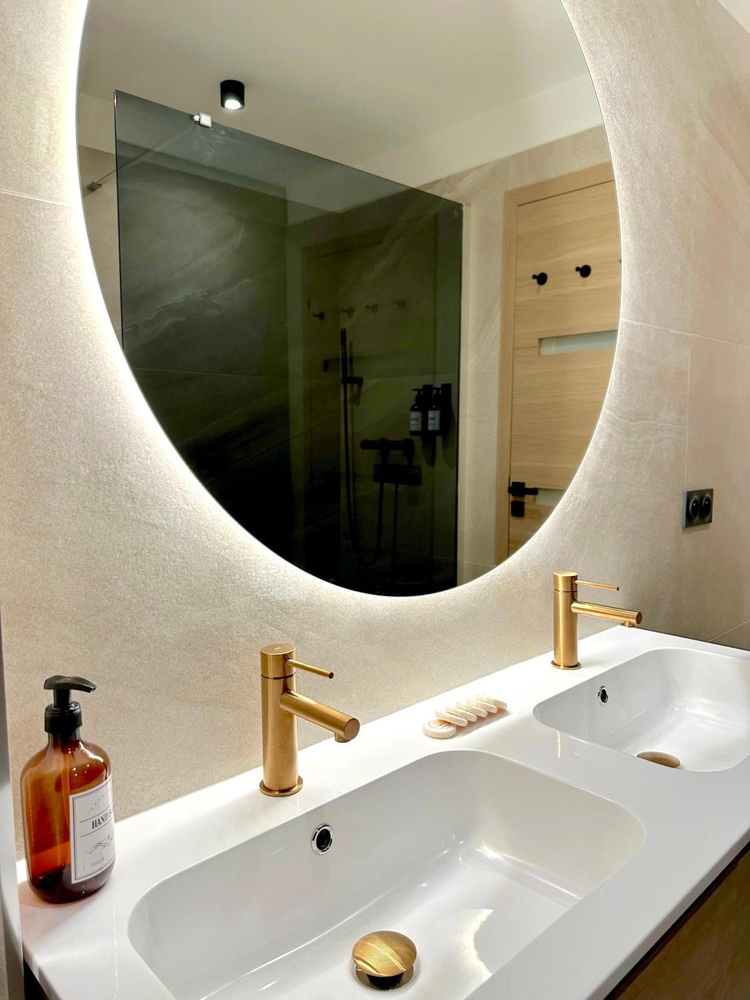 Monaco # Menton - 6 Persons - 2 Bedrooms - Full Renovated - Private Parking - Hypercenter - Clim - Beach And Sun ม็องตง ภายนอก รูปภาพ